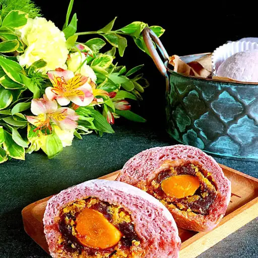 自制蛋黃豆沙蔓越莓包，口感香甜酥松，遠超英式餐廳