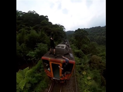 國外網紅闖七堵車庫、攀爬行駛中列車 台鐵：違法侵入已報警