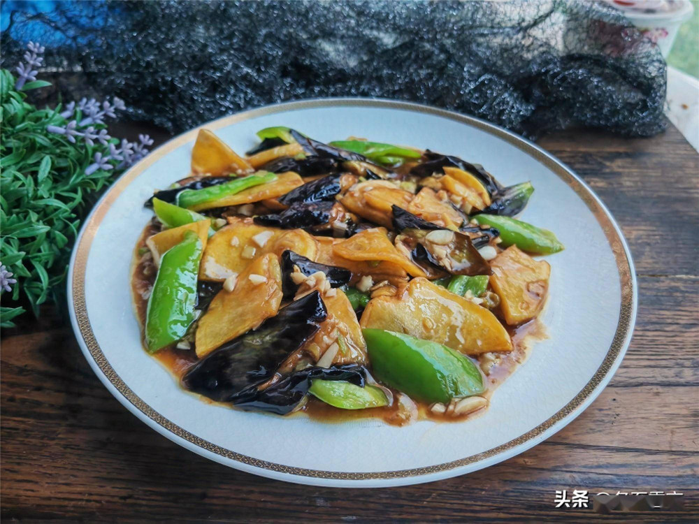 在家做東北傳統家常菜“地三鮮”，味道香濃，超級下飯，不油不膩