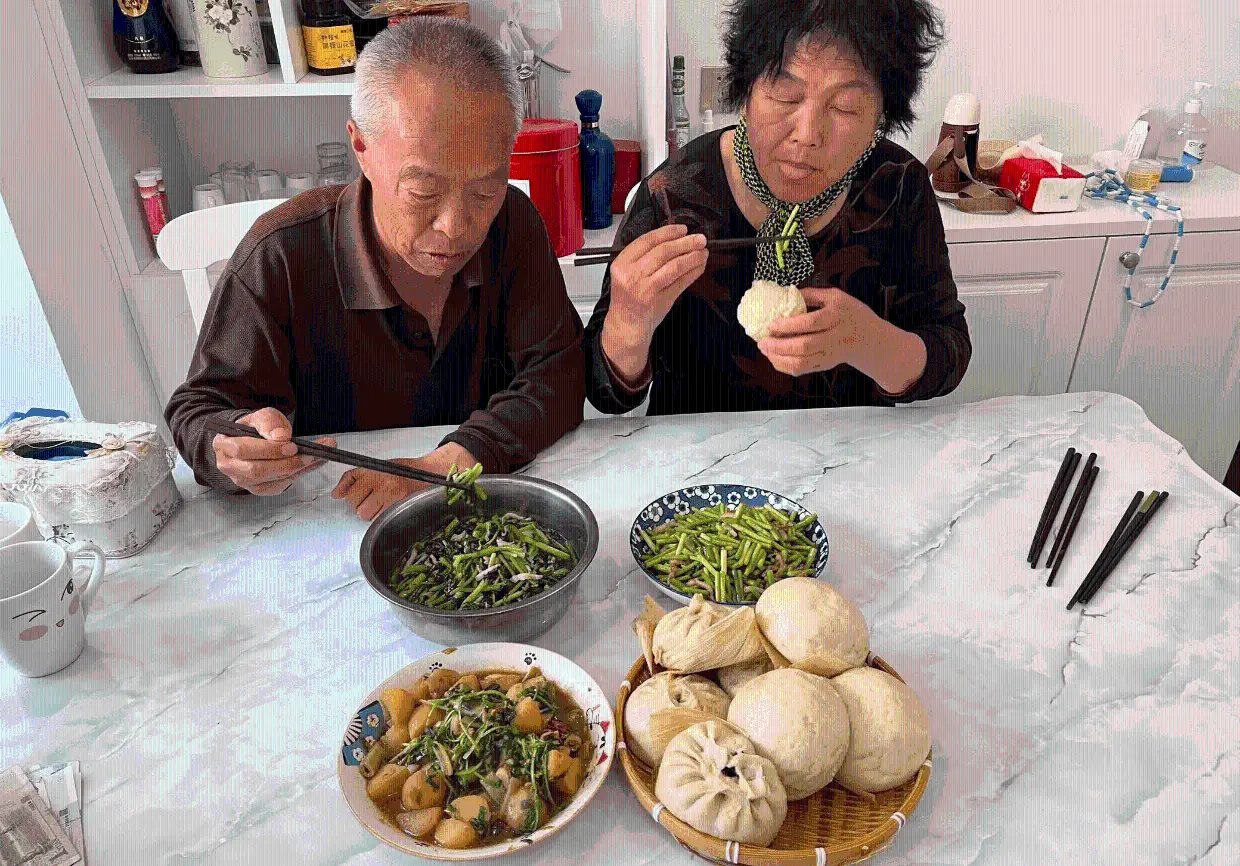 山東老兩口的午餐，朋友圈火了，網友：我家喫的比這好多了！