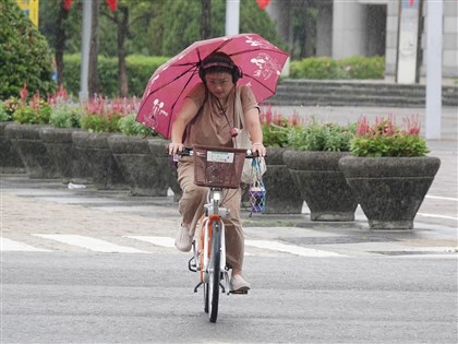 北台濕涼迎風面易降雨 沿海風強浪大留意長浪