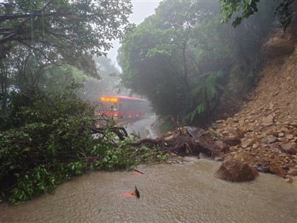 陽明山強降雨釀災 陽金公路過馬槽橋處土石滑落雙向封閉