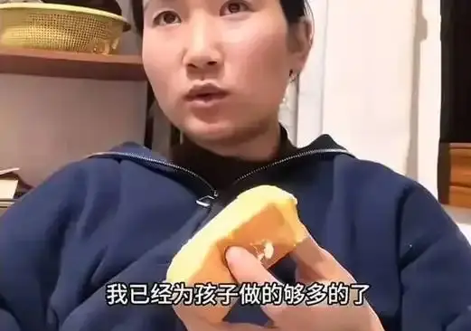 “瑞士卷”：全職媽媽與丈夫的零食之爭，背後卻是生活重壓下的情緒宣泄