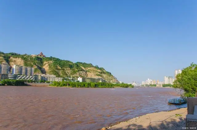 蘭州黃河邊漫步，食家巷玫瑰千層餅香飄四溢，白塔山巔回味五彩