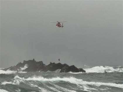 基隆嶼7釣客落海 6人獲救1人直升機吊掛已死