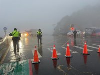 合歡山降冰霰路結霜 行駛武嶺至松雪樓須掛雪鍊