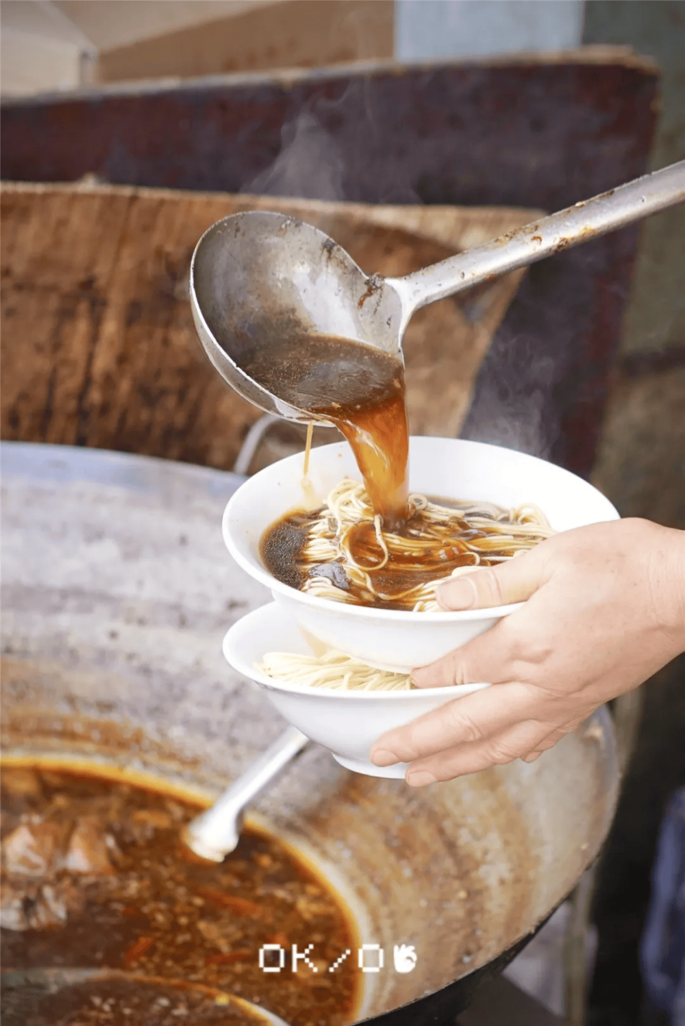 天氣冷，就該來一碗熱騰騰的羊肉面。