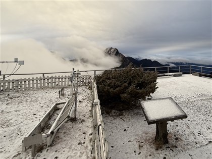 玉山2日晚間下雪 3日清晨積雪0.5公分[影]