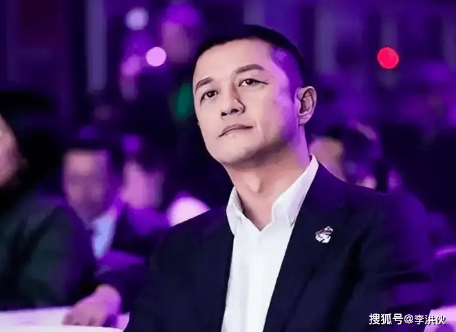 李亞鵬否認斥巨資做酒，被嘲商業黑燈靠直播還債，拎壺衝酒遭吐槽