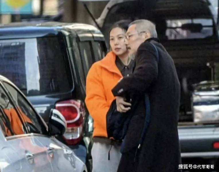 64歲著名導演老來得子！和小22歲情人自然受孕，孩子上戶口成難題