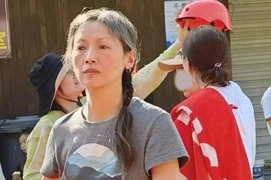 息影12年，女星滿頭白發！56歲吳倩蓮露面，劉德華曾爲她單膝跪下