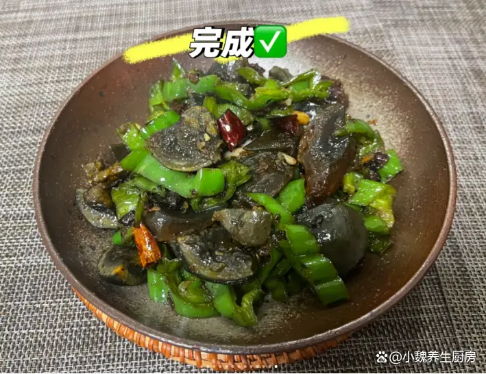 春季快手菜：青椒豆豉炒皮蛋，10分鐘解饞开胃，美味輕松享！