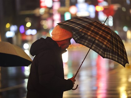 鋒面通過防短延時強降雨、雷擊 入夜冷空氣南下北部探16度