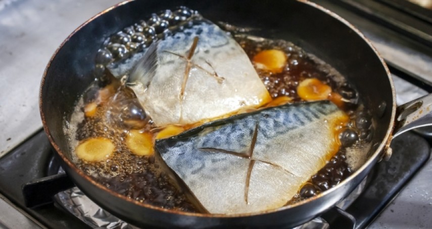 煎魚用哪種油最適合？主婦大推1款油「耐高溫不冒煙」：比橄欖油、玄米油更好用