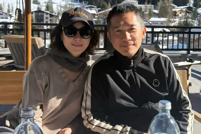 劉嘉玲曬與梁朝偉雪山合照 夫妻倆共度周末笑容幸福