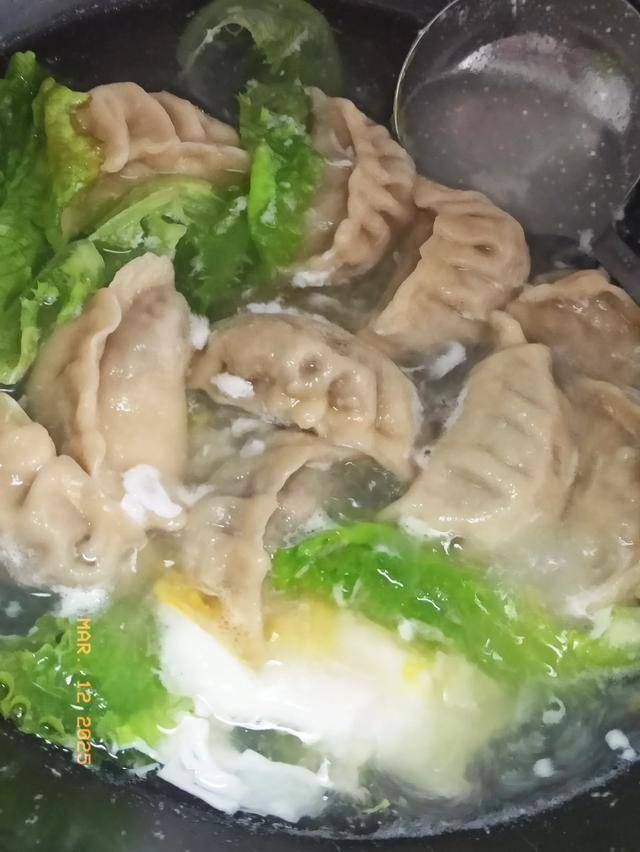 下班後打算包餃子的，可是准備好餡料已經天黑了，來不及擀皮了！