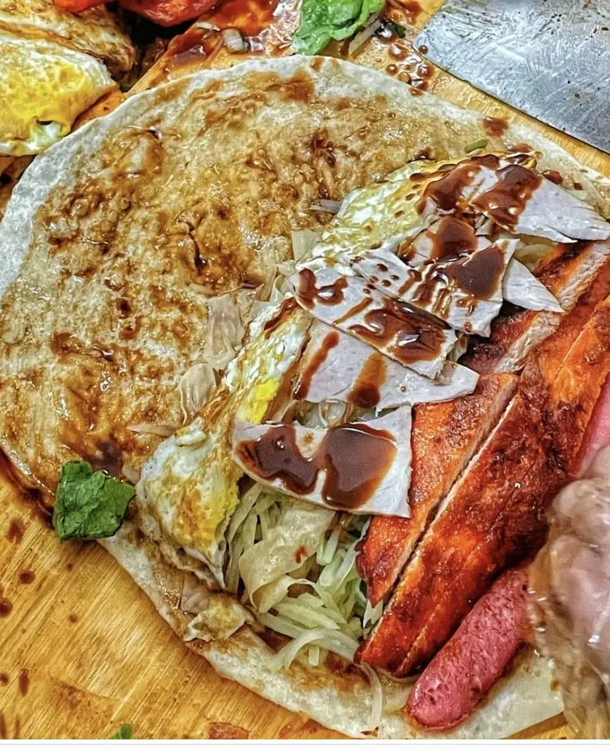 沈陽薰肉大餅：東北老雪花的硫磺味兒，卷進層層麥香的黑金畫卷