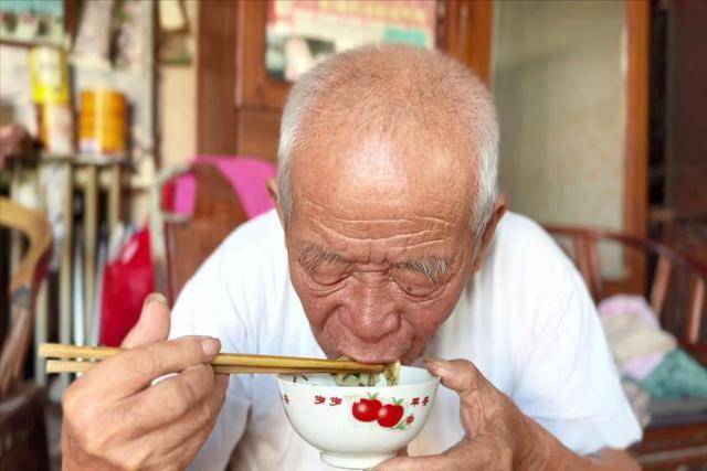 謹慎主食攝入！醫生建議：想要血糖保持正常，盡量少喫這3種食物